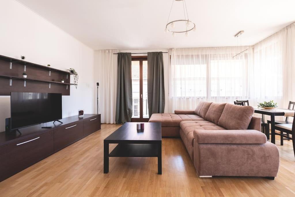 布达佩斯Bright Downtown Balcony Retreat公寓 外观 照片